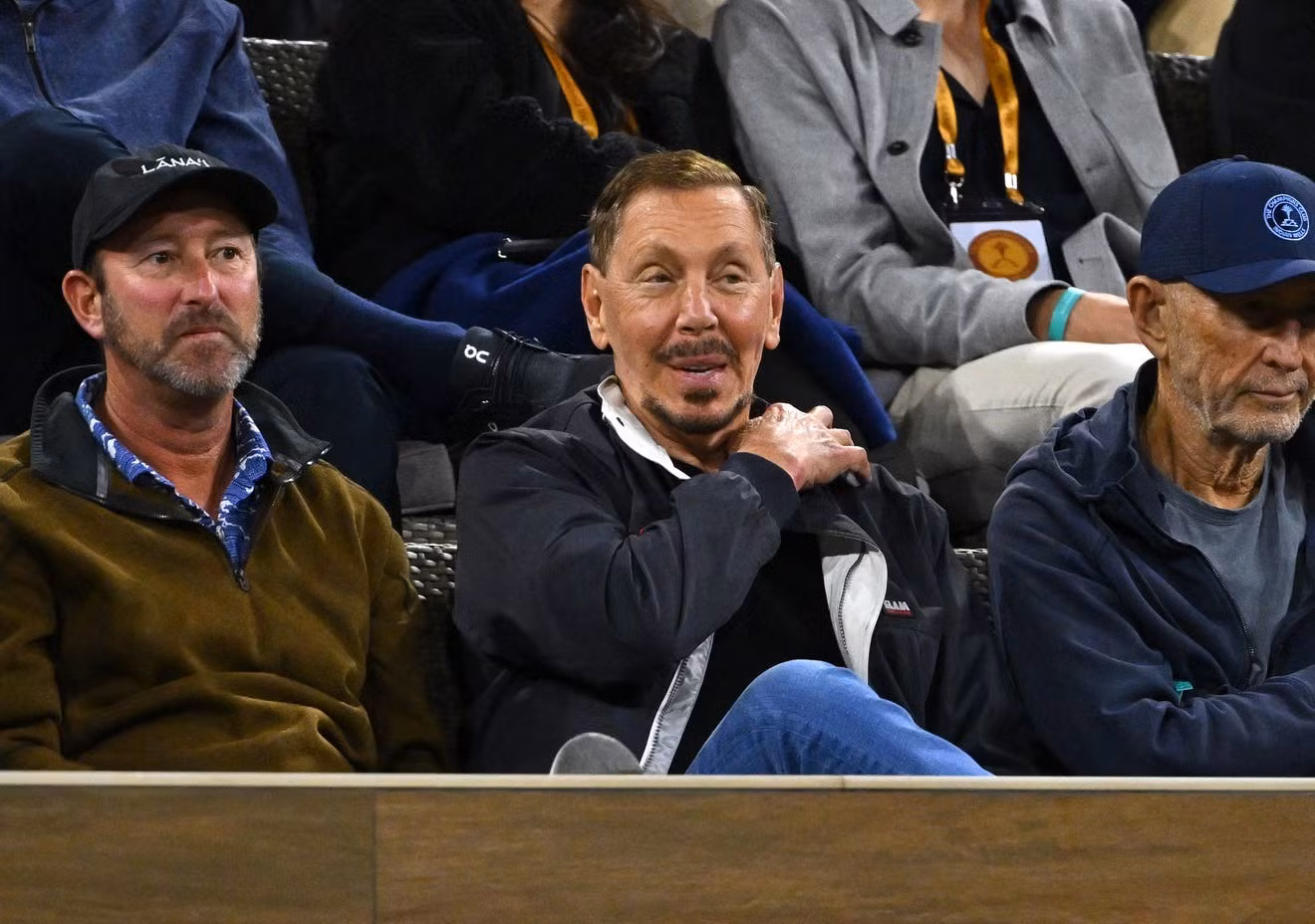 Larry Ellison là chủ tịch, giám đốc công nghệ và đồng sáng lập của gã khổng lồ phần mềm Oracle, công ty mà ông sở hữu dưới 40% cổ phần. Ông từ bỏ vai trò CEO của Oracle vào năm 2014 sau 37 năm nắm quyền. Từ tháng 12/2018-8/2022, Ellison nằm trong hội đồng quản trị của Tesla. Hiện, ông vẫn sở hữu khoảng 15 triệu cổ phiếu của hãng xe điện, khối tài sản ròng 141 tỷ USD.