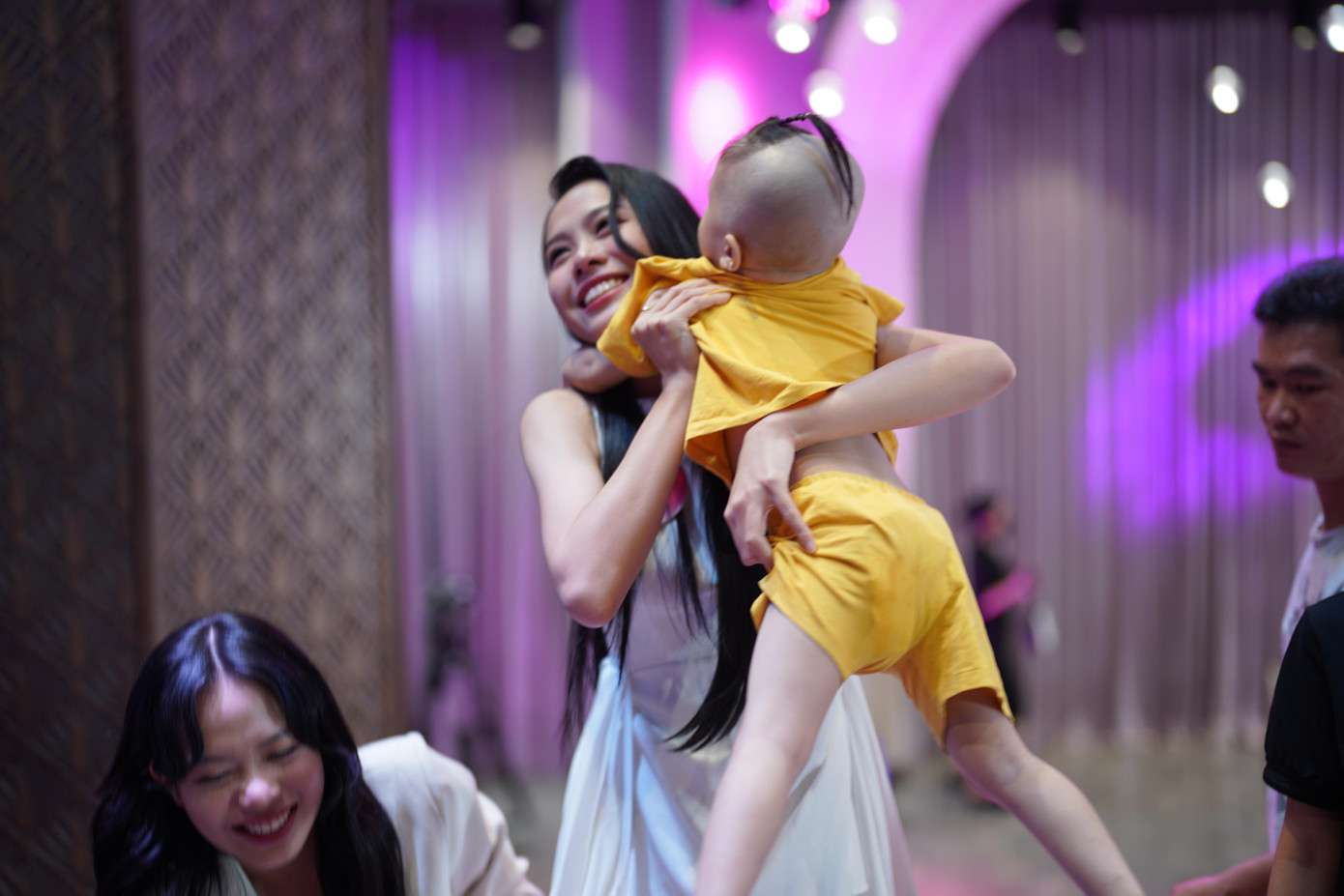 Tại hậu trường buổi ghi hình Người đẹp nhân ái, thí sinh Hoa hậu Việt Nam trút bỏ mọi bài học tương tác trước ống kính, thần thái beauty queen. Trong giây phút đó, họ là những người chị, người cô thoải mái vui đùa cùng các em nhỏ.