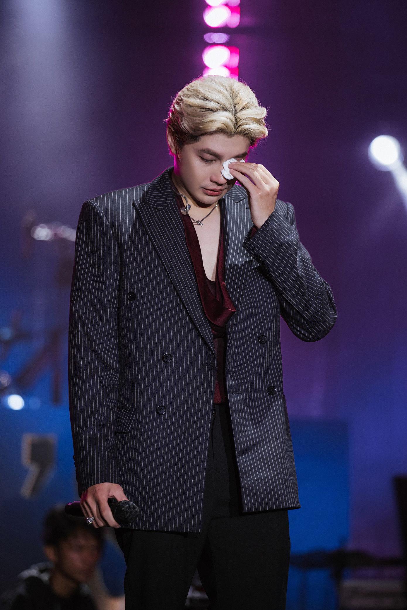 Noo Phước Thịnh cũng rơi nước mắt trên sân khấu khi xem video người hâm mộ gửi tặng, trong đó ghi lại nhiều khoảnh khắc vinh danh nam ca sĩ suốt 15 năm ca hát. Đây cũng là lần hiếm hoi nam ca sĩ thể hiện cảm xúc. Sau bốn năm, Noo Phước Thịnh gửi lời tri ân đến khán giả: &quot;Nhờ khán giả, Noo mới có động lực trở lại với âm nhạc&quot;, nam ca sĩ chia sẻ không giấu được sự xúc động.