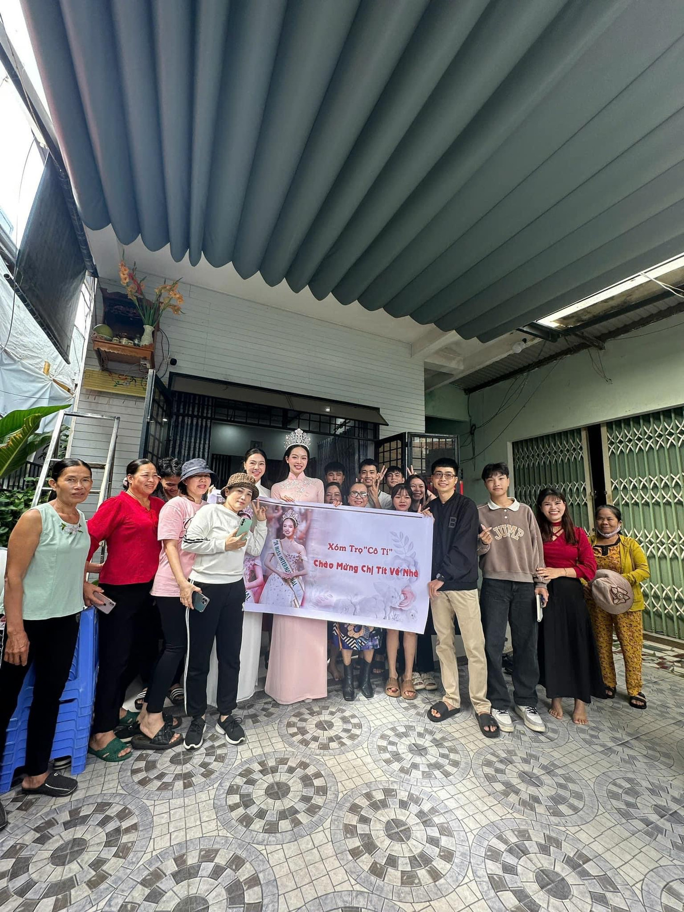Kết thúc buổi gặp gỡ lãnh đạo, cán bộ UBND TP Đà Nẵng, Hoa hậu Thanh Thủy về nhà trong sự chào đón của gia đình. Hàng xóm cất công chuẩn bị băng rôn ghi dòng chữ “Xóm trọ cô Tí chào đón chị Tít về nhà”. Điều này làm Miss International 2024 bất ngờ và xúc động.