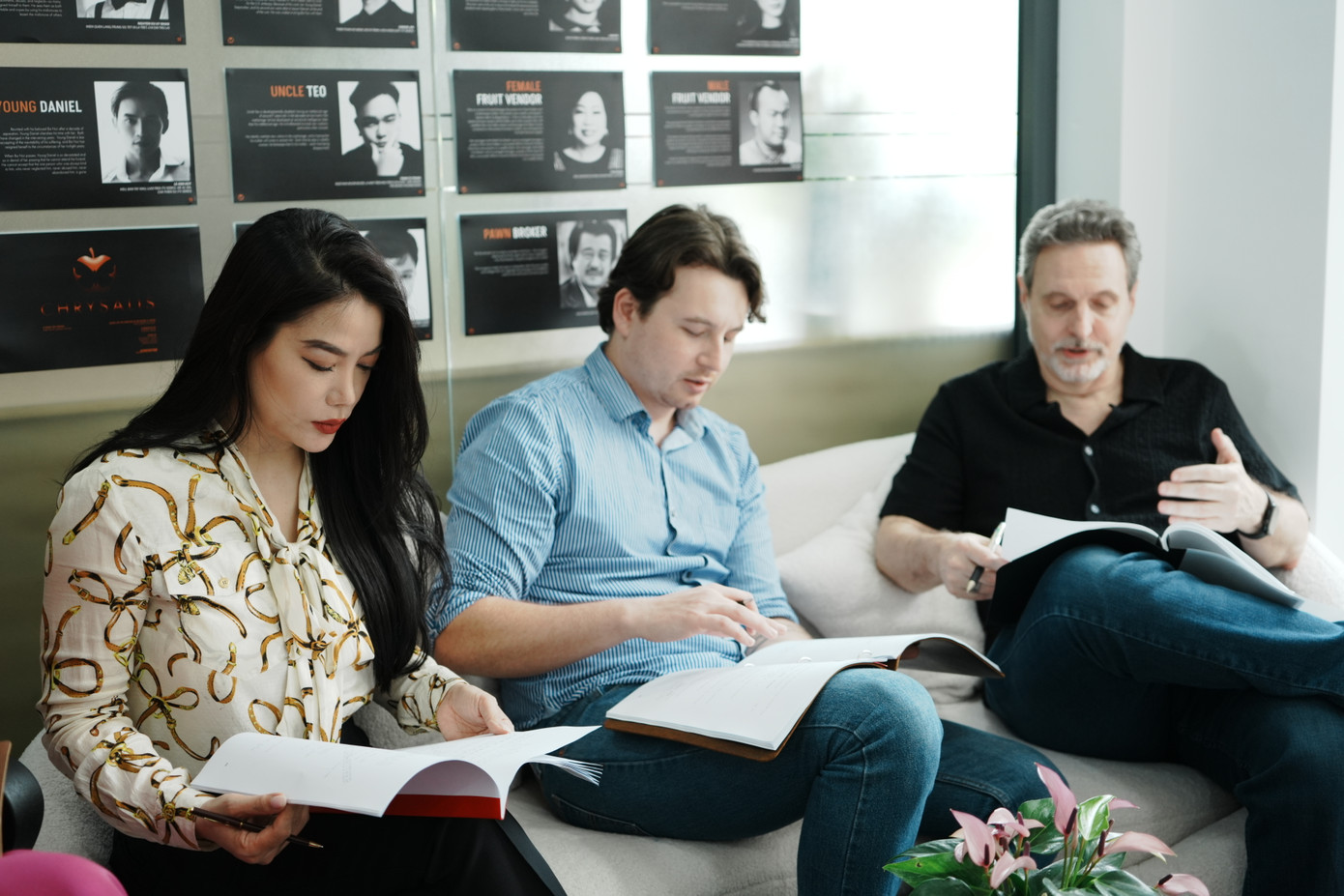 Trương Ngọc Ánh thảo luận kịch bản cùng đạo diễn Jordan Schulz. Trương Ngọc Ánh thảo luận kịch bản cùng đạo diễn Jordan Schulz.