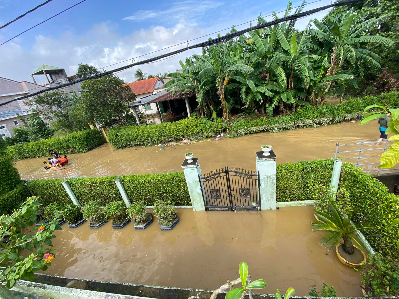 Á hậu Minh Nhàn chia sẻ hình ảnh nước ngập hơn nửa nhà. Ảnh: NVCC.