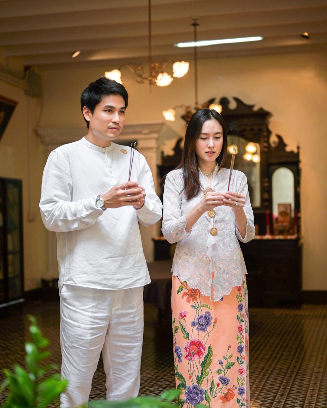 Hình ảnh Nong Poy và chồng trong lễ gia tiên. Hình ảnh Nong Poy và chồng trong lễ gia tiên.