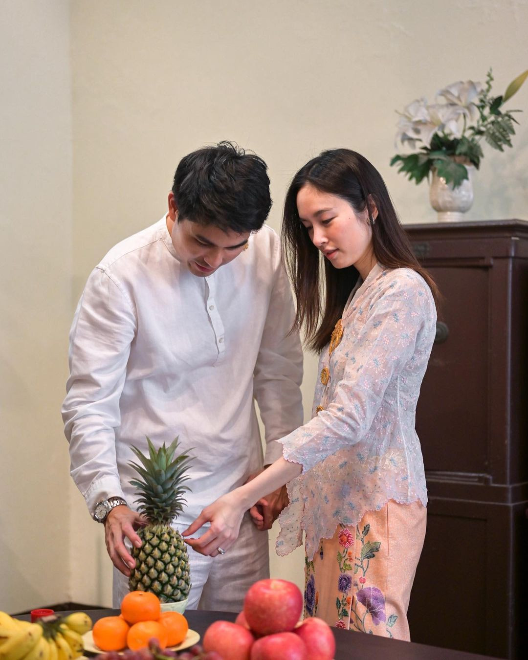 Nong Poy và chồng sắp cưới trong lễ gia tiên. Nong Poy và chồng sắp cưới trong lễ gia tiên.