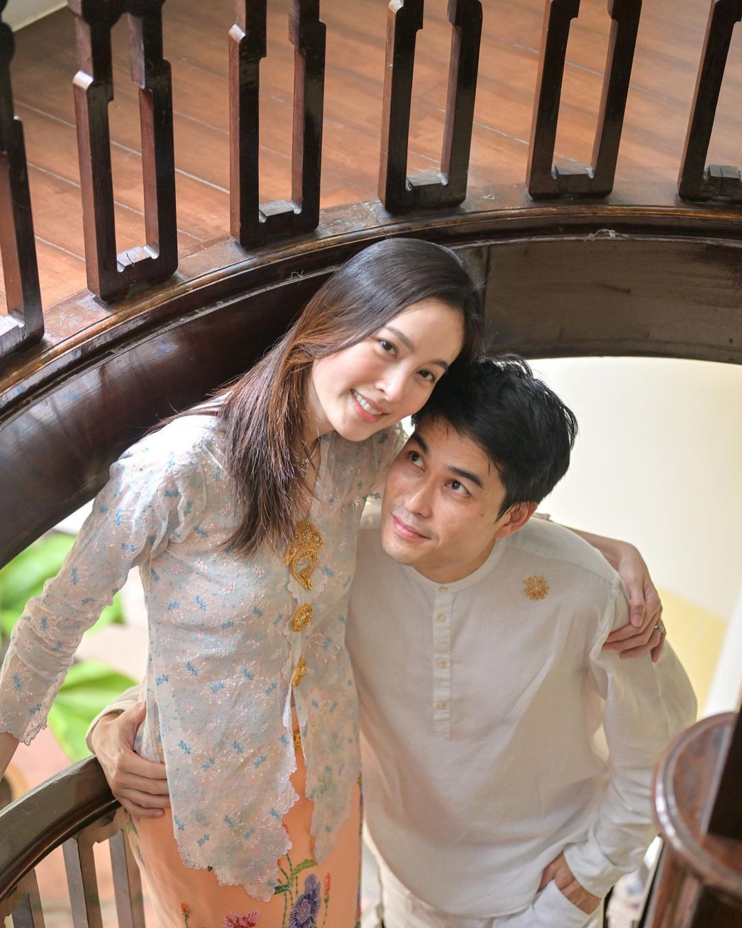 Hình ảnh Nong Poy và chồng trong lễ gia tiên. Hình ảnh Nong Poy và chồng trong lễ gia tiên.