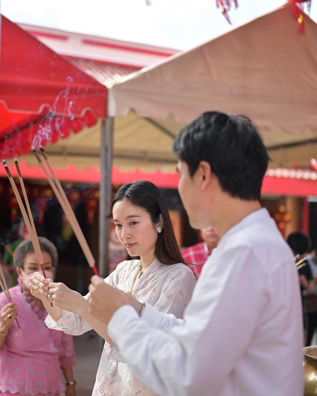 Nong Poy và chồng sắp cưới trong lễ gia tiên. Nong Poy và chồng sắp cưới trong lễ gia tiên.