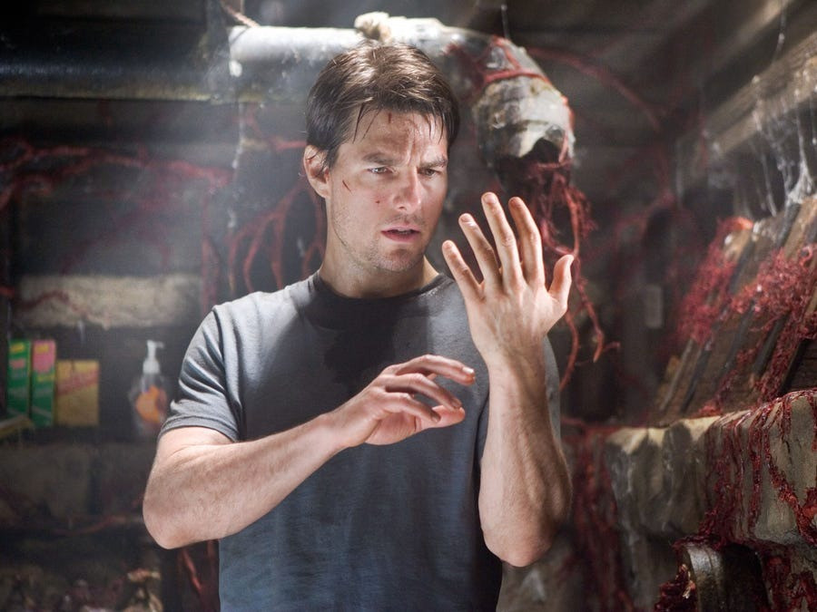 Năm 2005, Tom Cruise hợp tác với Steven Spielberg, xuất hiện trong bộ phim kinh dị khoa học viễn tưởng War of the Worlds. Thỏa thuận ban đầu, nam diễn viên chỉ nhận 20 triệu USD. Anh đã mạo hiểm từ chối nhận khoản trả trước, thay vào đó lấy tỷ lệ phần trăm tổng doanh thu phòng vé. Với 600 triệu doanh thu toàn cầu, Cruise đã bỏ túi 100 triệu USD.