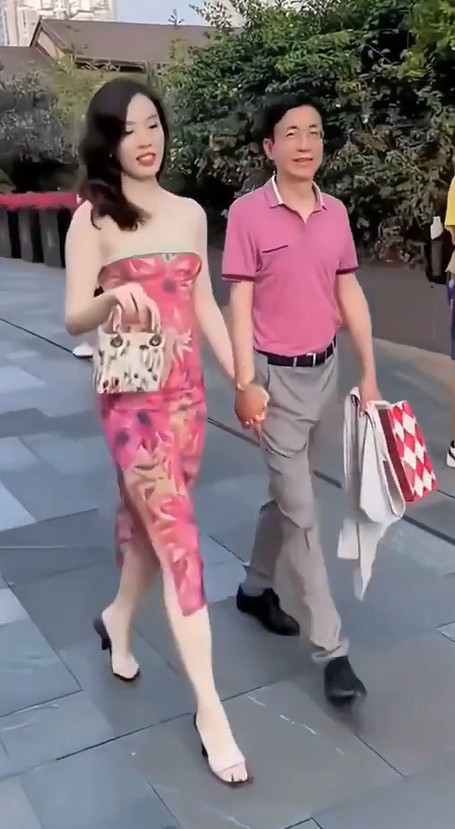 Mẫu váy của người phụ nữ trong clip đắt hàng tại Trung Quốc. Mẫu váy của người phụ nữ trong clip đắt hàng tại Trung Quốc.