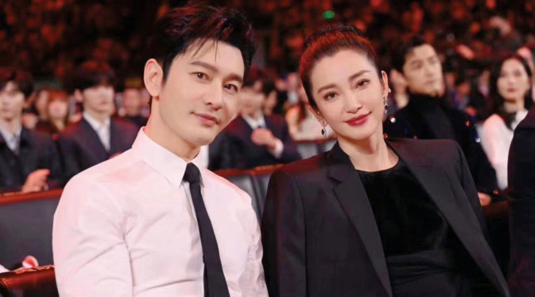 Huỳnh Hiểu Minh và Lý Băng Băng thân thiết tại sự kiện. Huỳnh Hiểu Minh và Lý Băng Băng thân thiết tại sự kiện.