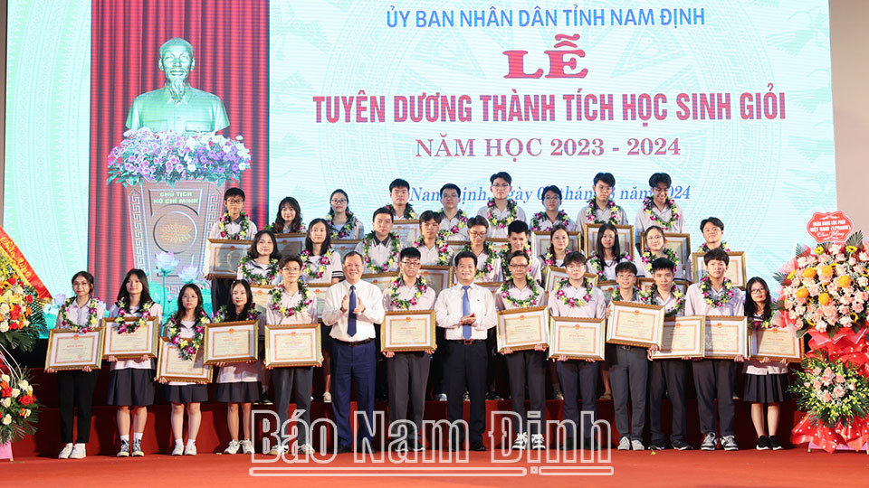 Đồng chí Phó Bí thư Thường trực Tỉnh ủy Lê Quốc Chỉnh và đồng chí Phó Chủ tịch Thường trực UBND tỉnh Trần Anh Dũng tặng Bằng khen của Chủ tịch UBND tỉnh cho học sinh đạt giải Nhì Kỳ thi chọn học sinh giỏi quốc gia. Đồng chí Phó Bí thư Thường trực Tỉnh ủy Lê Quốc Chỉnh và đồng chí Phó Chủ tịch Thường trực UBND tỉnh Trần Anh Dũng tặng Bằng khen của Chủ tịch UBND tỉnh cho học sinh đạt giải Nhì Kỳ thi chọn học sinh giỏi quốc gia.
