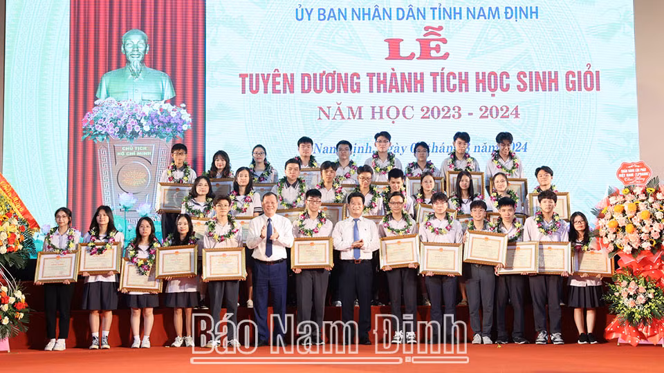 Đồng chí Phó Bí thư Thường trực Tỉnh ủy Lê Quốc Chỉnh và đồng chí Phó Chủ tịch Thường trực UBND tỉnh Trần Anh Dũng tặng Bằng khen của Chủ tịch UBND tỉnh cho học sinh đạt giải Nhì Kỳ thi chọn học sinh giỏi quốc gia.