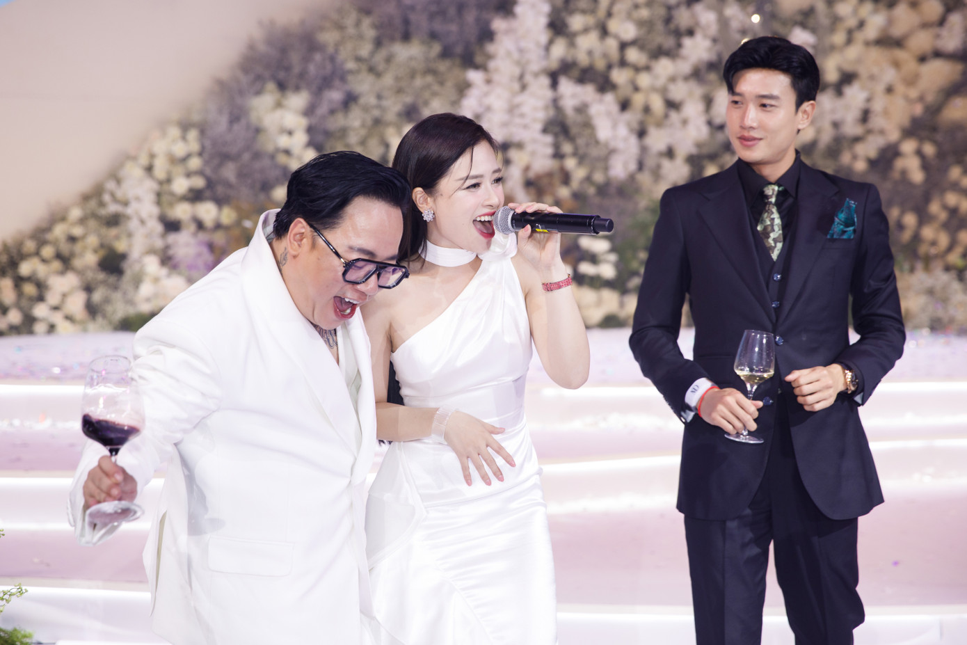 Để góp vui trong tiệc cưới của đồng nghiệp, Dương Hoàng Yến thể hiện giọng ca nội lực thông qua ca khúc Can't take my eyes off you. Khoảnh khắc Quốc Trường nhìn Dương Hoàng Yến không rời mắt được khán giả chia sẻ nhiều. Để góp vui trong tiệc cưới của đồng nghiệp, Dương Hoàng Yến thể hiện giọng ca nội lực thông qua ca khúc Can't take my eyes off you. Khoảnh khắc Quốc Trường nhìn Dương Hoàng Yến không rời mắt được khán giả chia sẻ nhiều.