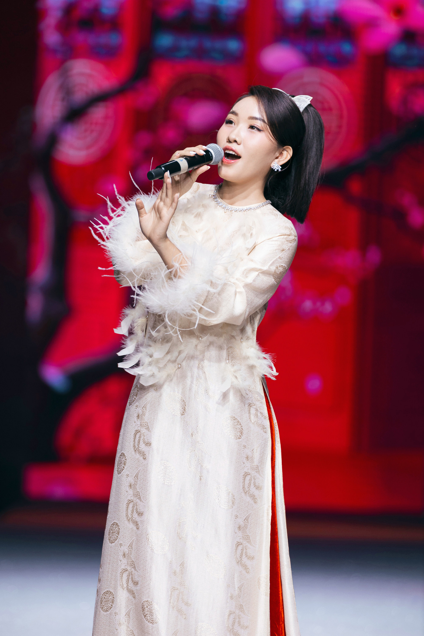 Trong cuộc phỏng vấn năm 2024, Thiêng Ngân nói cô tiếp tục việc học tại Đại học Kinh tế - Tài chính TPHCM, làm tròn lời hứa với mẹ nuôi. "Tôi kinh doanh online, thỉnh thoảng đi hát, tự kiếm tiền chi trả học phí. Dù có khó khăn, tôi quyết tâm lấy được tấm bằng đại học", con gái nuôi Phi Nhung nói.