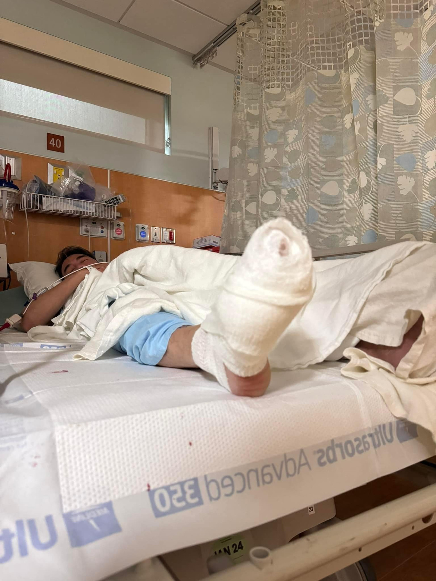 Đàm Vĩnh Hưng nhập viện vì sự cố trên sân khấu. Đàm Vĩnh Hưng nhập viện vì sự cố trên sân khấu.