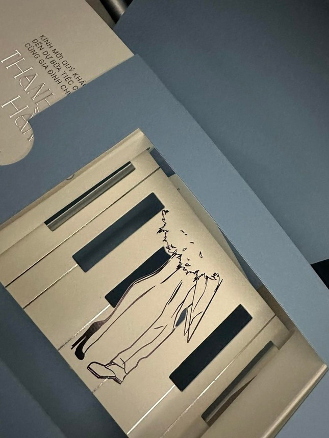 Ngày 12/10, nhiều đồng nghiệp chia sẻ nhận thiệp cưới từ Thanh Hằng. Hôn lễ của nữ diễn viên tổ chức tối 22/10. Khách mời được yêu cầu mặc theo dresscode đen, trắng và pastel, phải đưa thiệp cưới trước khi vào tiệc để đảm bảo tính riêng tư.