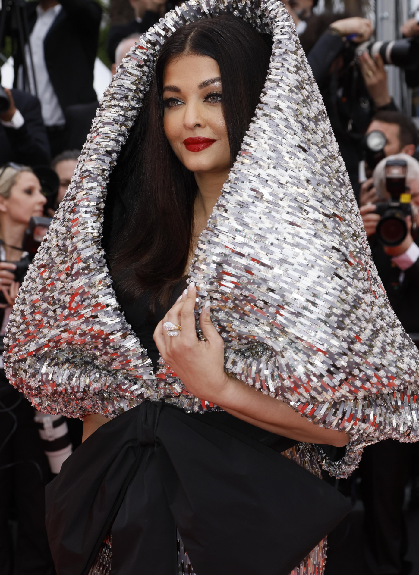 Aishwarya Rai tại LHP Cannes 2016 và 2023.