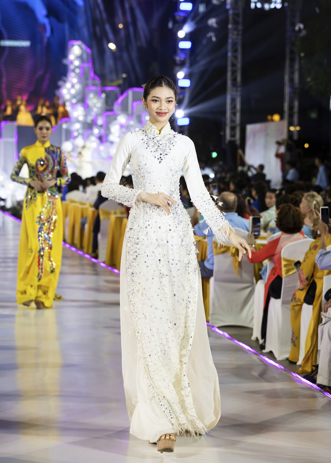 Á hậu Minh Kiên mặc thiết kế Cò ơi được Phương Nhi mặc sang Nhật dự Hoa hậu Quốc tế 2023. Trang phục có đường tua rua ở cổ tay và đính đá, chạm khắc tinh xảo làm điểm nhấn.