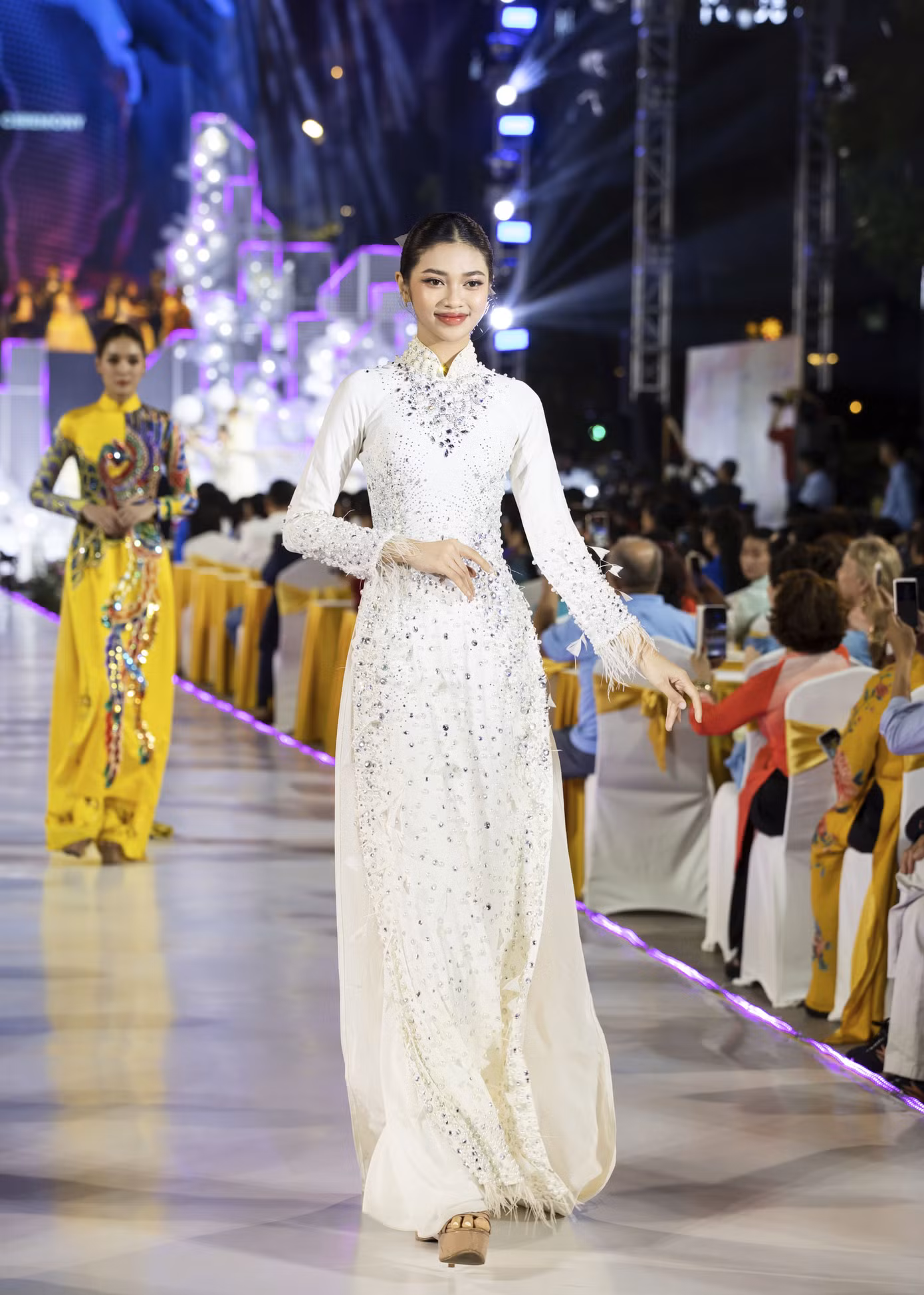 Á hậu Minh Kiên mặc thiết kế Cò ơi được Phương Nhi mặc sang Nhật dự Hoa hậu Quốc tế 2023. Trang phục có đường tua rua ở cổ tay và đính đá, chạm khắc tinh xảo làm điểm nhấn.