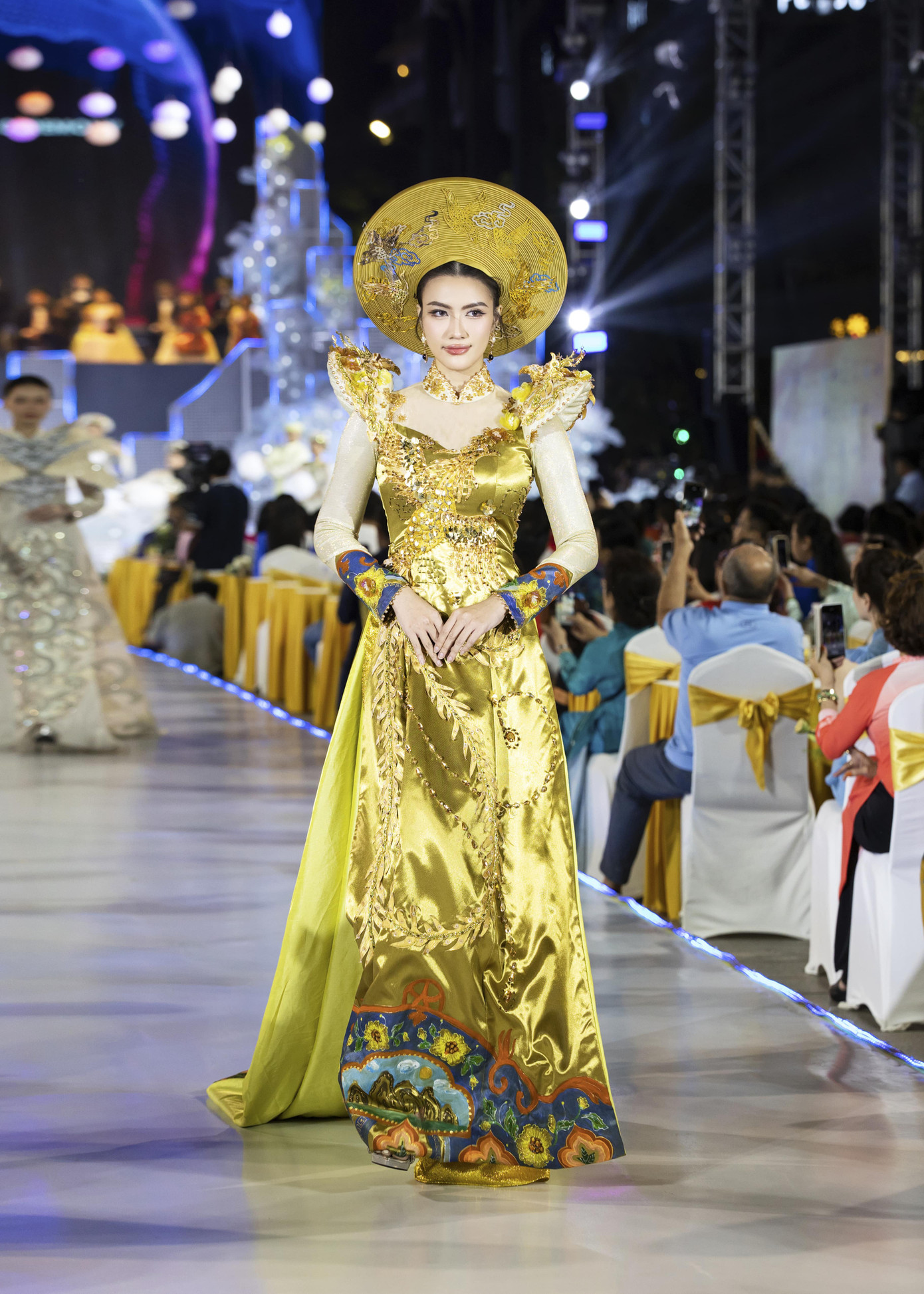 Bộ trang phục Minh Nhàn diện tại Lễ hội Áo dài TPHCM 2024 mang tên Ngũ Phụng Tề Phi. Thiết kế được Á hậu Bùi Phương Nga chọn làm National Costume tại Miss Grand International 2018.