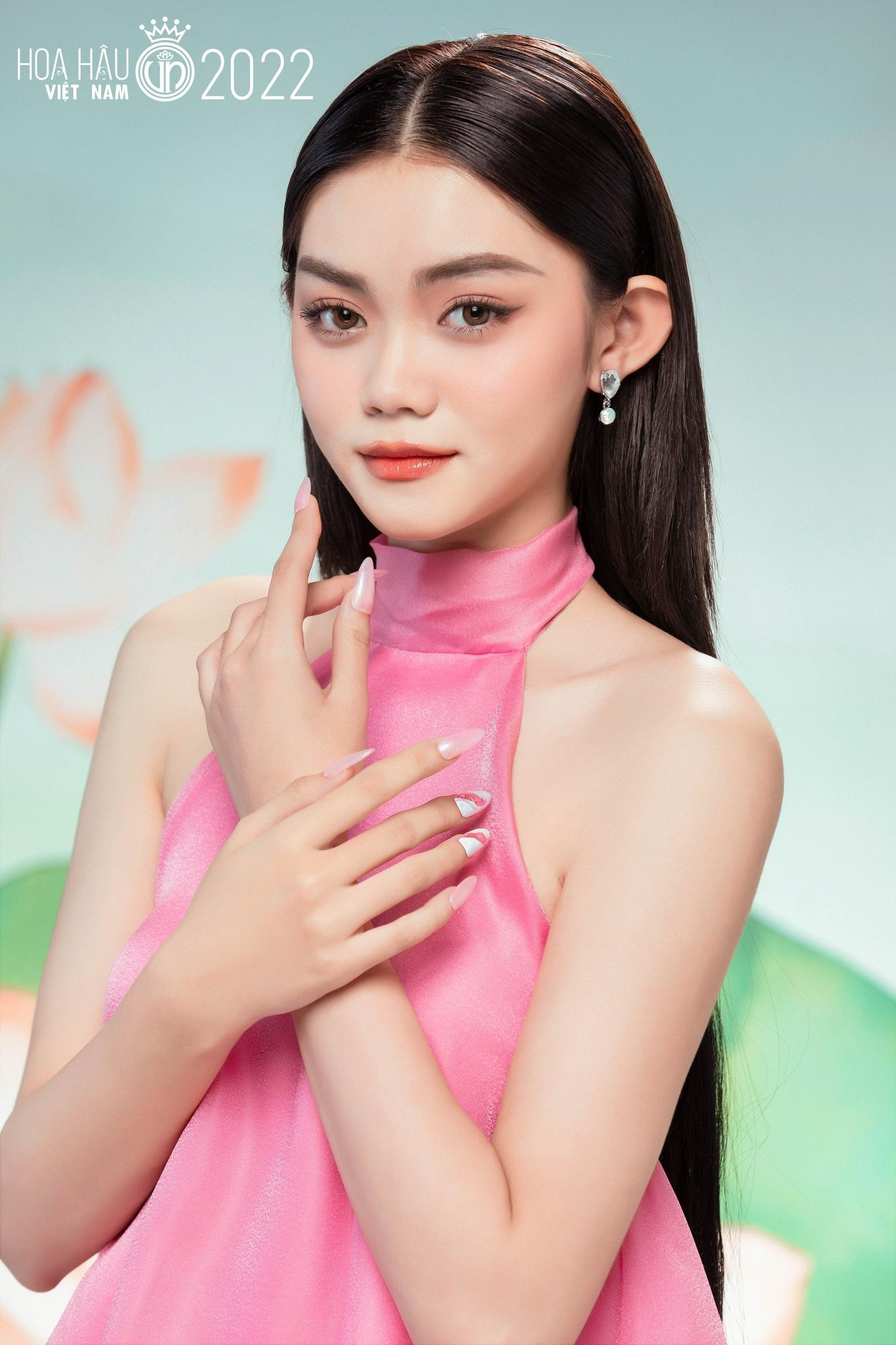 Trong những bộ lấy cảm hứng từ yếm - trang phục truyền thống của phụ nữ Việt Nam, thí sinh khoe lợi thế hình thể. Ngoài ra, các cô gái có cơ hội thực hành những bài tập về phong thái, biểu cảm trước ống kính của huấn luyện viên chuyên môn thông qua bộ ảnh profile. Thí sinh Huỳnh Thị Bảo Giang (SBD 140) và Trần Thị Thu Trang SBD 138 khoe vẻ nữ tính trong bộ ảnh. Trong những bộ lấy cảm hứng từ yếm - trang phục truyền thống của phụ nữ Việt Nam, thí sinh khoe lợi thế hình thể. Ngoài ra, các cô gái có cơ hội thực hành những bài tập về phong thái, biểu cảm trước ống kính của huấn luyện viên chuyên môn thông qua bộ ảnh profile. Thí sinh Huỳnh Thị Bảo Giang (SBD 140) và Trần Thị Thu Trang SBD 138 khoe vẻ nữ tính trong bộ ảnh.