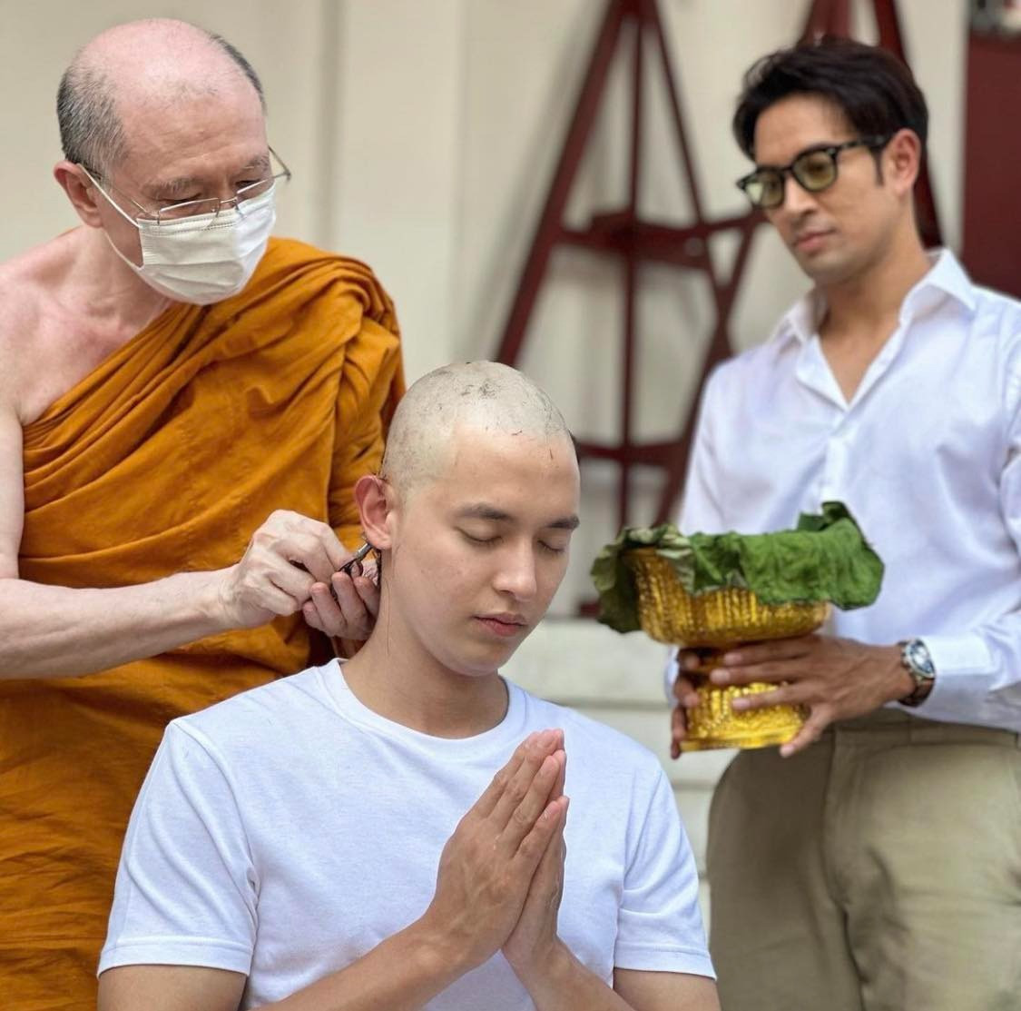 Hoàng tử nụ cười cạo đầu đi tu báo hiếu.