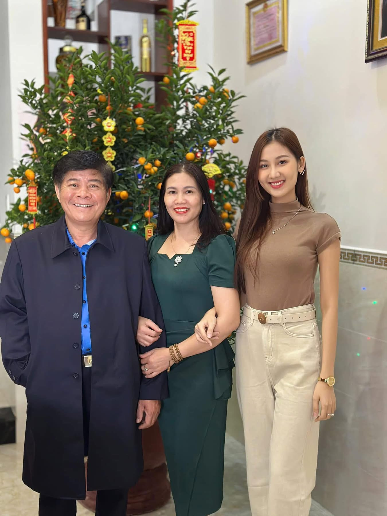 Hoa hậu Quế Anh ăn Tết tại nhà riêng ở Quảng Nam. Miss Grand Vietnam 2024 và gia đình đi chùa vào Mùng 1 Tết, cầu một năm bình an.