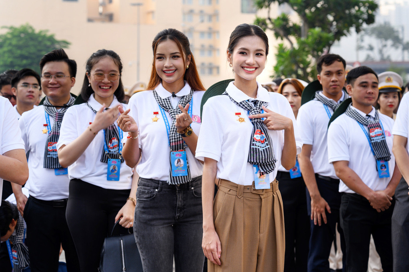 Hoa hậu Nguyễn Thanh Hà (áo dài đỏ ảnh trên, quần tây nâu ảnh dưới) tại đại hội. Hoa hậu Nguyễn Thanh Hà (áo dài đỏ ảnh trên, quần tây nâu ảnh dưới) tại đại hội.