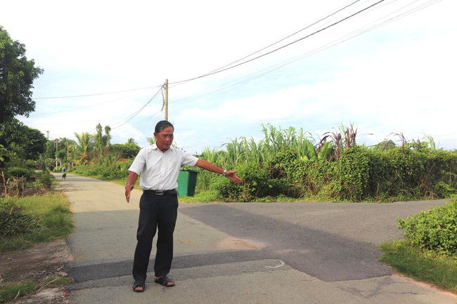 Ông Trần Văn Phên (xã Thái Mỹ, huyện Củ Chi, TPHCM) và con đường 619 ông đã góp phần hiến đất. Ảnh: Trần Cửu Long.