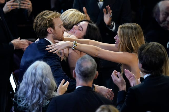 Billie Eilish và anh trai Finneas O'Connell nhận cái ôm từ Margot Robbie và Greta Gerwig khi bước lên sân khấu nhận giải Nhạc phim xuất sắc cho What Was I Made For?, nhạc phim của Barbie.