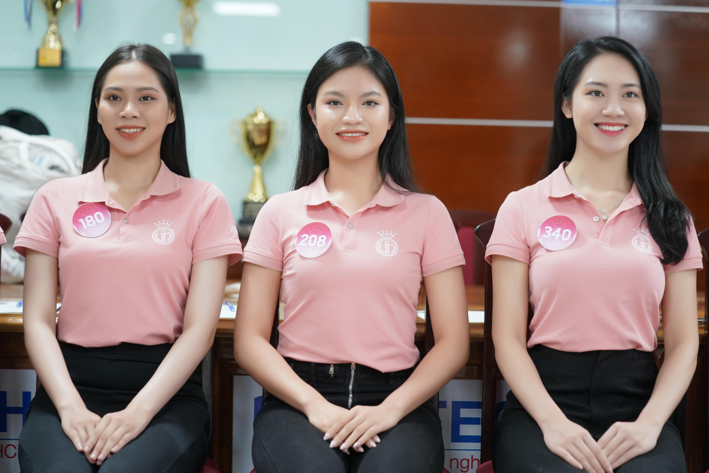 CEO Khuất Ánh Tuyết cho biết cách đào tạo phong thái nghiêng về phát huy khả năng, thế mạnh sẵn có trong mỗi thí sinh. &quot;Chúng tôi không muốn các bạn giống nhau, điều đó chẳng khác gì nhân bản. Mỗi cô gái là một bông hoa tỏa sáng theo cách riêng&quot;, huấn luyện viên nói với Tiền Phong.