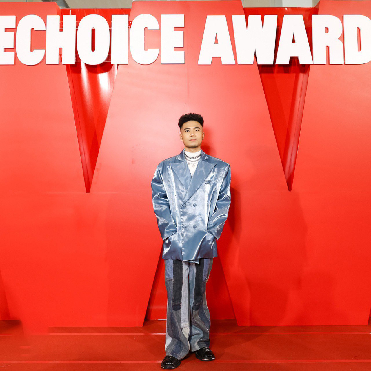 Rapper Phúc Du phối vest chất liệu da bóng cùng jeans. Chủ nhân bản hit Yêu anh đi mẹ anh bán bánh mì là một trong những nghệ sĩ mặc cá tính nhất thảm đỏ.