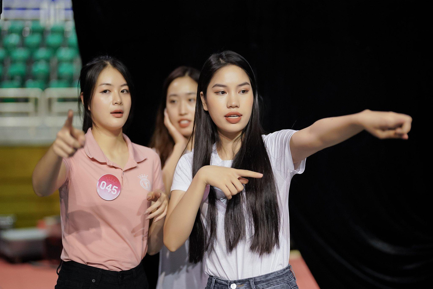 Tại buổi tập luyện trước ngày thi mặt mộc, các thí sinh khá căng thẳng vì đôi lúc quên vị trí đứng. Chỉ còn hai ngày đếm ngược trước đêm chung khảo, cả thí sinh, huấn luyện viên chuyên môn cùng toàn bộ ê-kíp tích cực hoàn thành phần việc để làm tốt nhất ở đêm chung khảo.