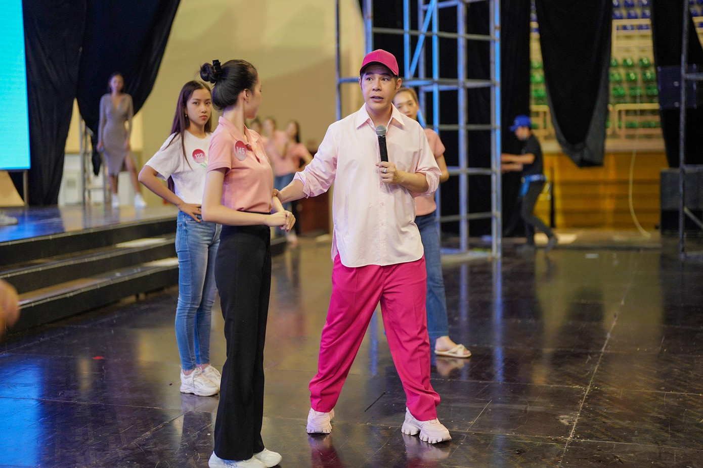 Khác với lúc tập luyện ở không gian kín, việc ráp sân khấu gặp nhiều khó khăn. Nhiều cô gái chưa hình dung được đường dây chương trình vì lần đầu bước lên sân khấu chính. Bù lại, với khả năng tiếp thu nhanh, 56 thí sinh nhanh chóng ổn định đội hình dưới sự chỉ dẫn của biên đạo catwalk.