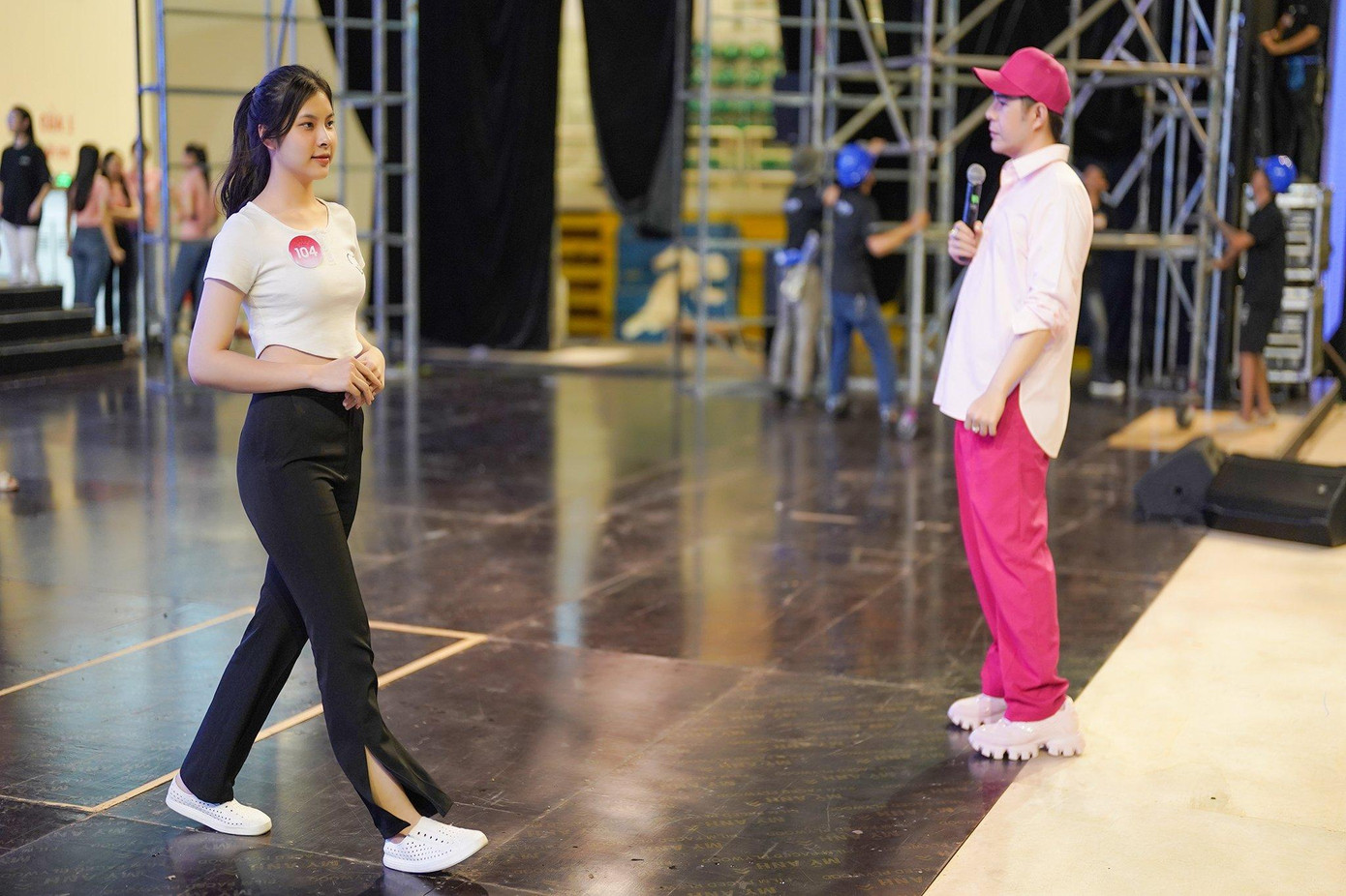 Đạo diễn catwalk Hưng Phúc tiếp tục đồng hành và giúp đỡ thí sinh tập luyện ở phần ráp sân khấu. Huấn luyện viên chuyên môn giúp các cô gái khắc phục khuyết điểm hình thể.