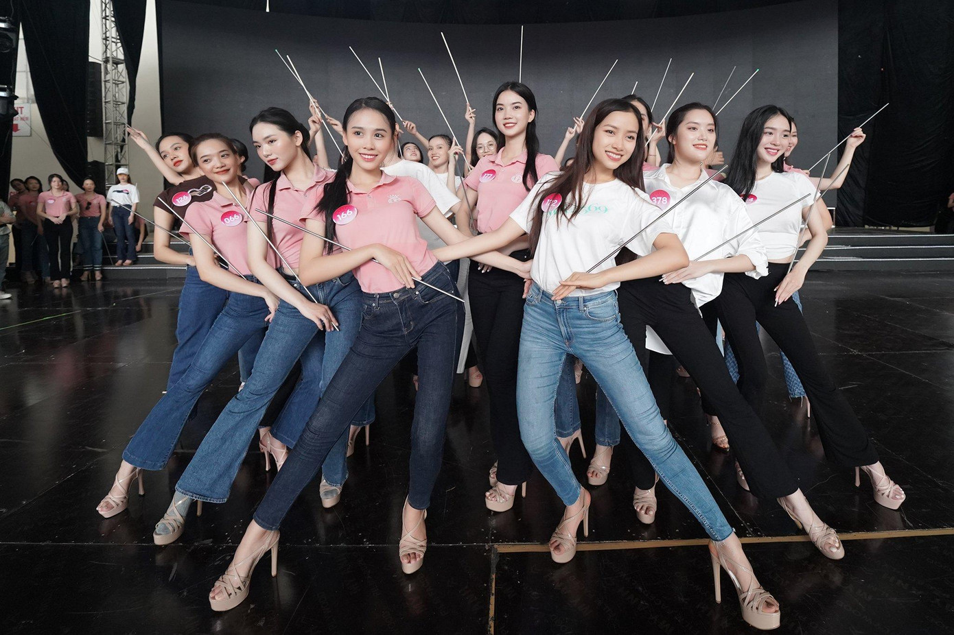 Sau màn đào tạo phong thái, thí sinh biết cách cười tươi, nắm bắt ống kính và làm chủ cảm xúc trên gương mặt. Lê Nguyễn Ngọc Hằng (SBD 166) cho biết cô cảm thấy bản thân thay đổi nhiều sau các buổi luyện tập. Ngoài ra, việc được huấn luyện viên chuyên môn hướng dẫn cách xử lý từng loại trang phục giúp thí sinh sẵn sàng tỏa sáng.