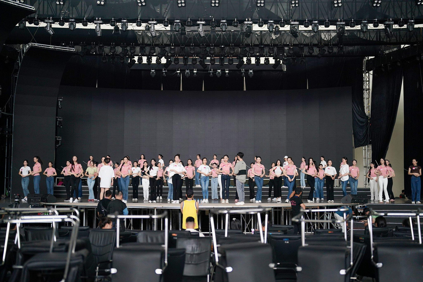 Ngày 23/11, thí sinh Hoa hậu Việt Nam bước vào ngày ráp sân khấu, chuẩn bị các màn biểu diễn cho đêm chung khảo.