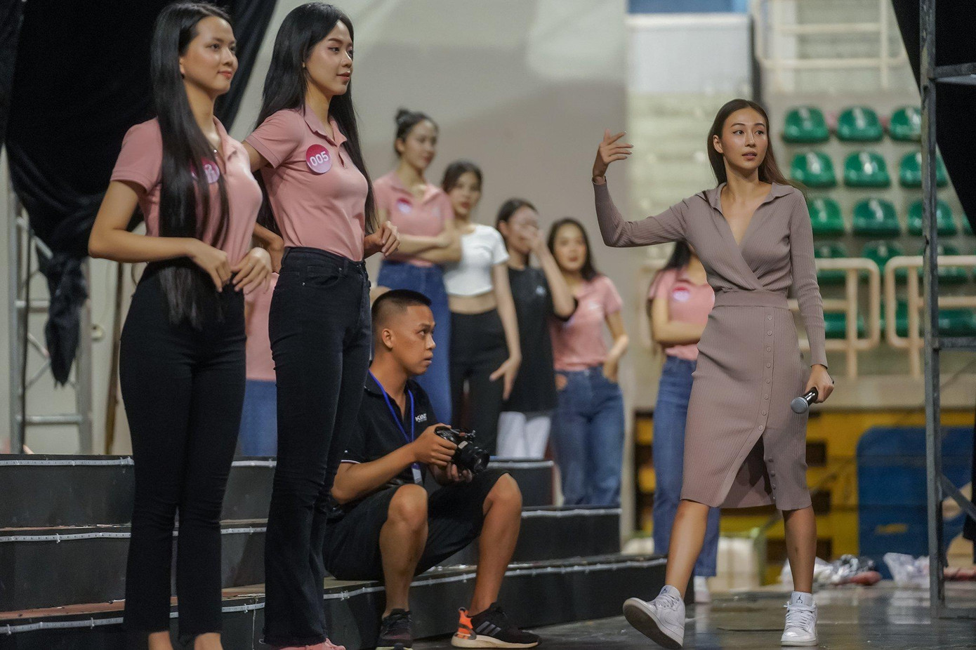 Huấn luyện viên Tuyết Như có mặt tại buổi ráp sân khấu để hỗ trợ đạo diễn catwalk Hưng Phúc. Cô có vai trò chỉ đạo, giúp thí sinh catwalk sao cho hoàn thiện nhất có thể. Trước đó, Á hậu 2 Miss Grand 2022 nhận xét thí sinh 2022 hình thể đẹp, không ngại học hỏi và tiếp thu nhanh.