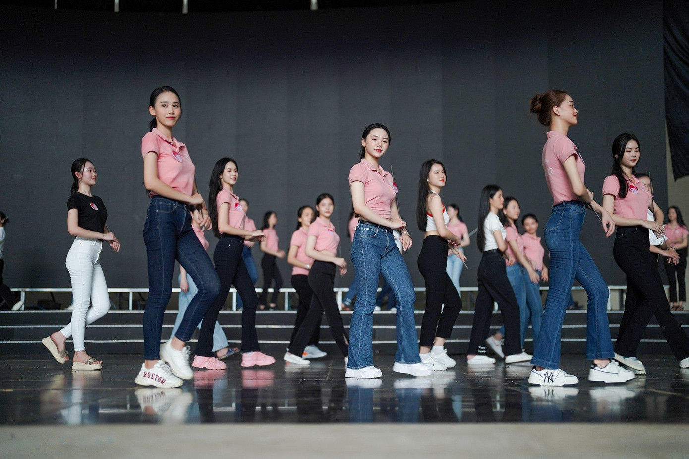 Trên sân khấu, 56 cô gái vận dụng toàn bộ kiến thức, kỹ năng trang bị được trong gần một tháng ở nhà chung để bắt đầu chặng đường mới, giành suất vào chung kết.