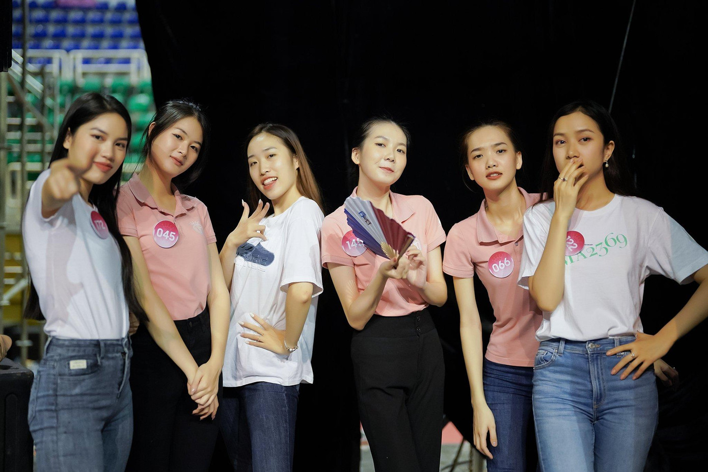 Buổi ráp sân khấu ngày 23/11 diễn ra đến khoảng 11h đêm. Các thí sinh dù bỡ ngỡ khi bước lên sân khấu lớn nhưng luôn chuẩn bị tinh thần, sẵn sàng tìm cơ hội để tỏa sáng.