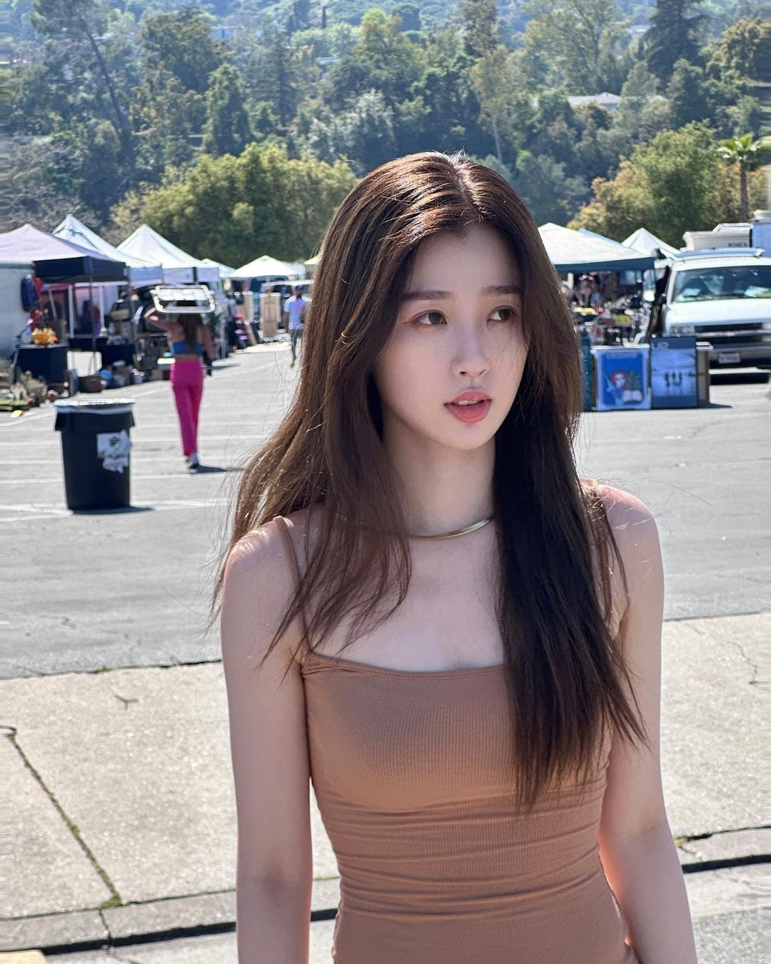 Ngu Thư Hân đăng bộ ảnh chụp ngoài trời với váy hai dây bó sát khoe thân hình đồng hồ cát ngày 22/4. Loạt ảnh được ghi lại trong chuyến du lịch Mỹ của nữ diễn viên.