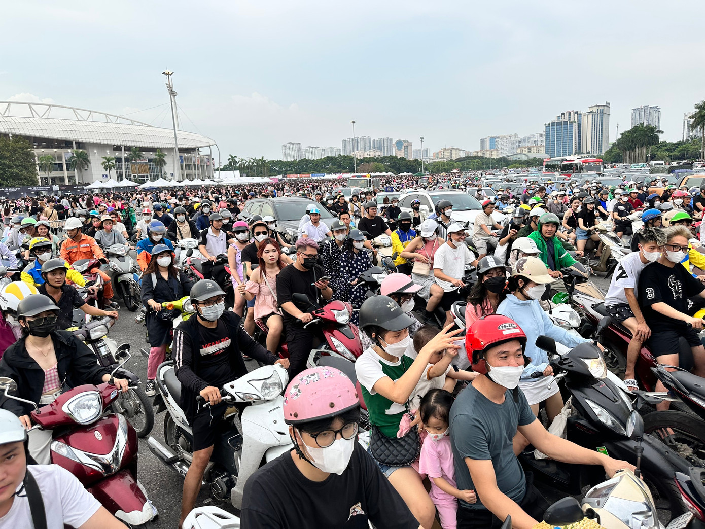 Cảnh các Blink (tên fandom của BlackPink) chờ đợi gửi xe tiến vào sân vận động. Đặc điểm nhận dạng người đến xem show là mặc đồ đen hồng, gu thời trang nổi bật.