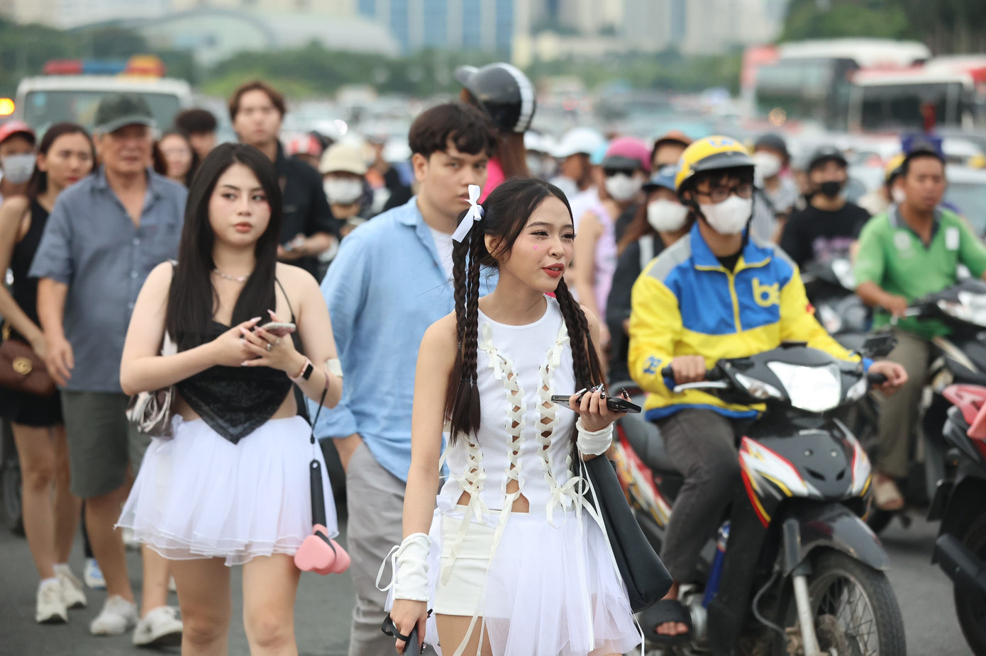 Để tránh việc kẹt xe, khó gửi và lấy phương tiện di chuyển sau khi xem xong show, nhiều người chọn đến sân vận động bằng xe máy và taxi công nghệ. “Vì lý do chở khách tới sân vận động xem nhạc nên bất đắc dĩ tôi phải di chuyển qua cung đường này. Dù được cảnh báo ùn tắc, tôi không nghĩ lại kẹt cứng tới mức như vậy”, tài xế công nghệ Tuấn Hải nói với Tiền Phong.