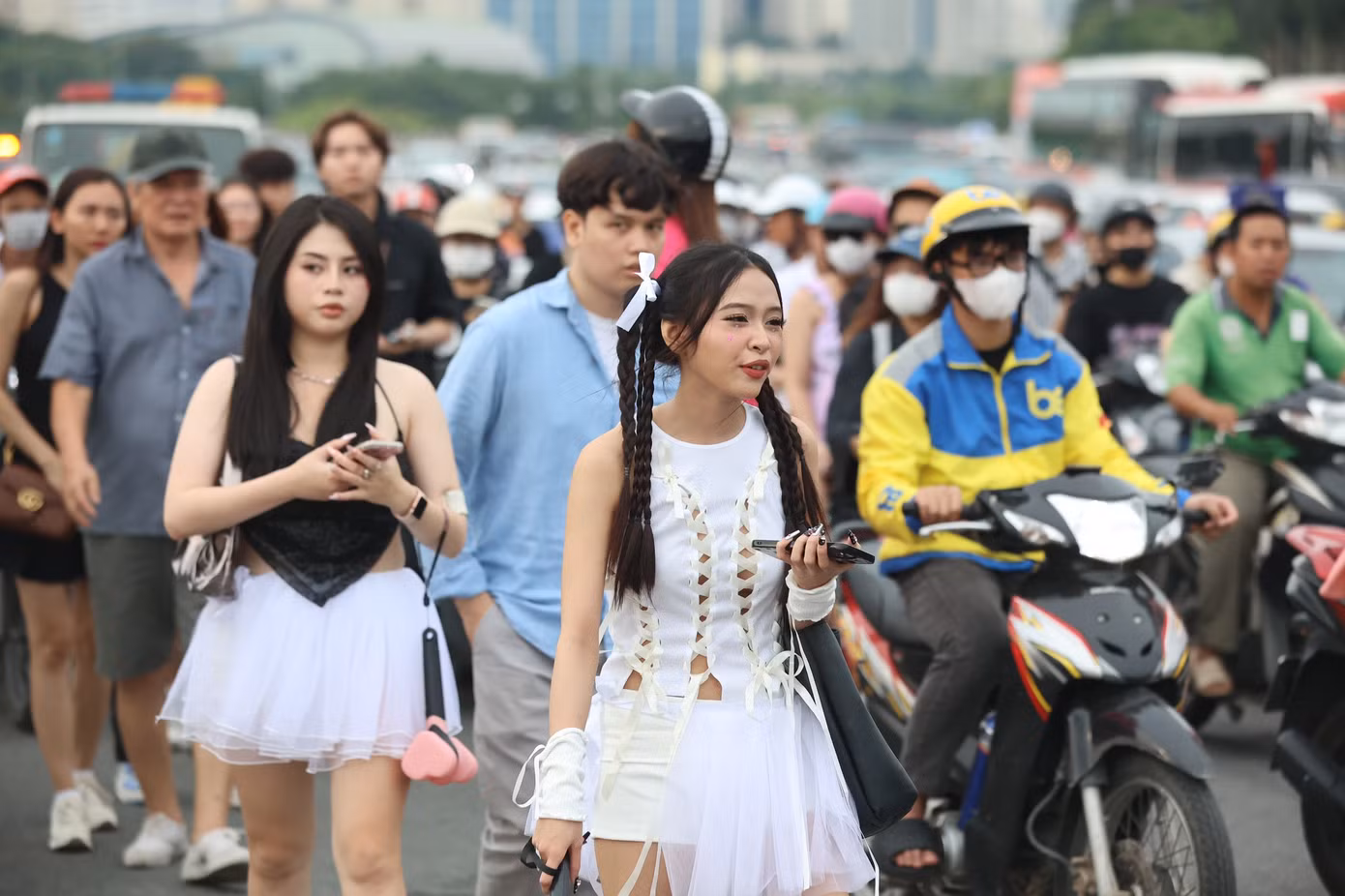 Để tránh việc kẹt xe, khó gửi và lấy phương tiện di chuyển sau khi xem xong show, nhiều người chọn đến sân vận động bằng xe máy và taxi công nghệ. “Vì lý do chở khách tới sân vận động xem nhạc nên bất đắc dĩ tôi phải di chuyển qua cung đường này. Dù được cảnh báo ùn tắc, tôi không nghĩ lại kẹt cứng tới mức như vậy”, tài xế công nghệ Tuấn Hải nói với Tiền Phong.