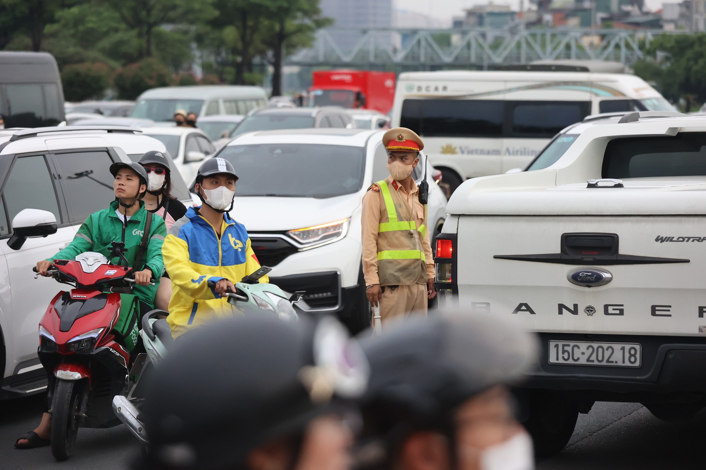 Trả lời Tiền Phong, đại diện Đội Cảnh sát Giao thông đường bộ số 6 cho biết đơn vị ứng trực 100% với khoảng 40 đồng chí làm nhiệm vụ phân luồng, điều tiết giao thông trong hai ngày diễn ra đêm nhạc BlackPink. “Hôm nay, chúng tôi thực hiện phân luồng từ xa ở đại lộ Thăng Long và đường Hồ Tùng Mậu, hạn chế xe tải, xe khách đi vào khu vực. Tuy nhiên, lượng xe đổ về ngày càng đông gây ùn tắc cục bộ”, vị này cho hay.