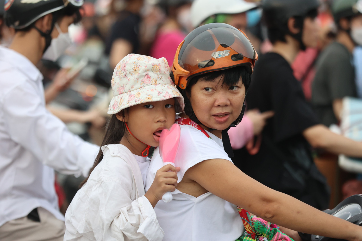 Một phụ huynh đưa con đến sân vận động Mỹ Đình, Hà Nội. Trên tay bé gái là đèn cầm tay cổ vũ BlackPink. Ghi nhận của Tiền Phong giá lightstick giảm sâu, mẫu trong ảnh chỉ còn khoảng 40.000-50.000 đồng, rao bán nhanh.