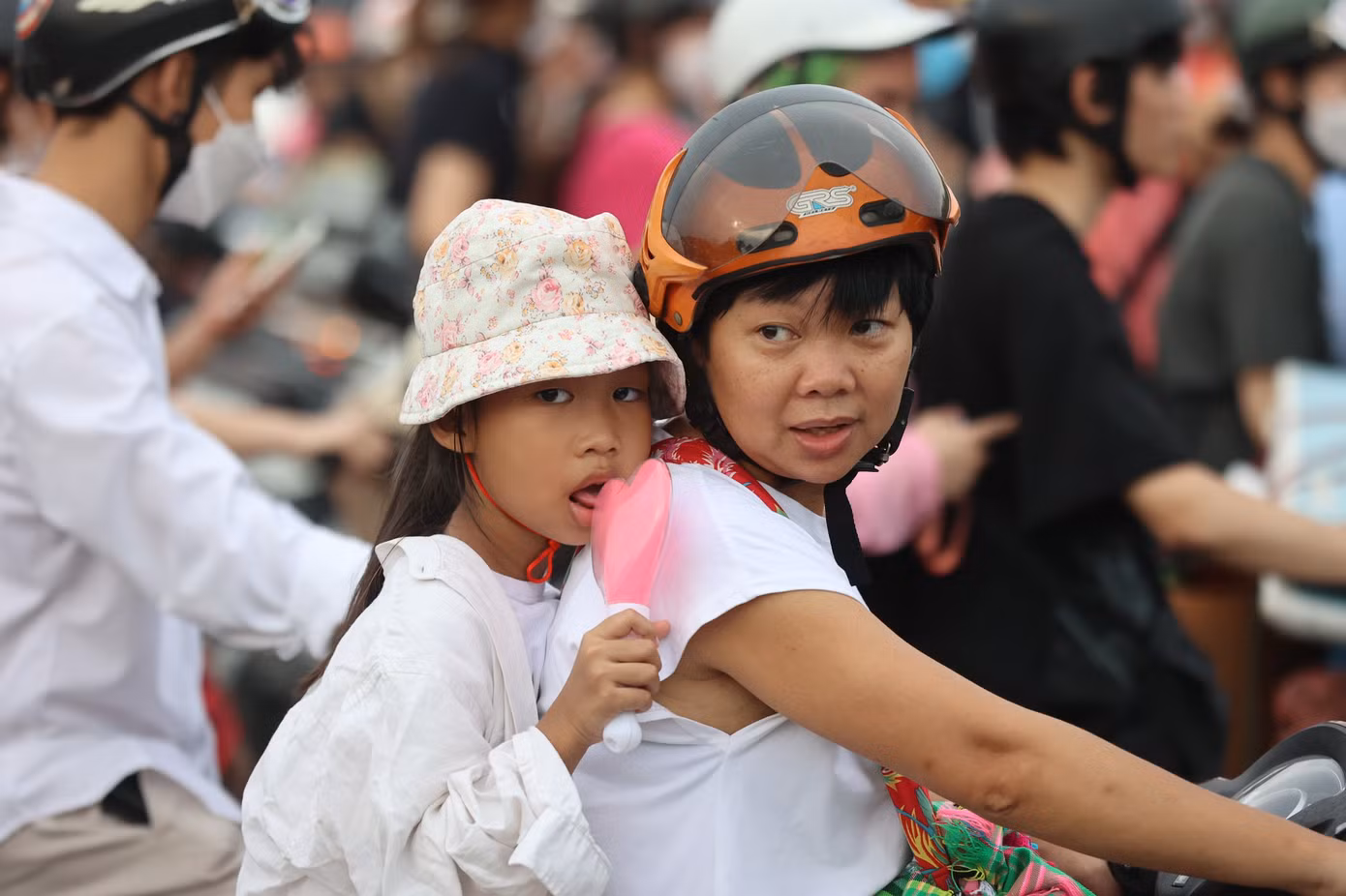 Một phụ huynh đưa con đến sân vận động Mỹ Đình, Hà Nội. Trên tay bé gái là đèn cầm tay cổ vũ BlackPink. Ghi nhận của Tiền Phong giá lightstick giảm sâu, mẫu trong ảnh chỉ còn khoảng 40.000-50.000 đồng, rao bán nhanh.