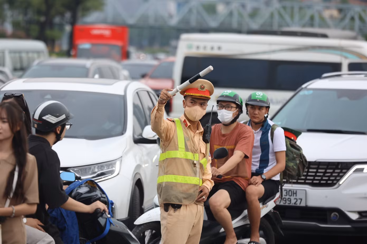 Hiệu ứng hình ảnh, video đêm nhạc tối 29/7 trên mạng xã hội khiến nhiều người muốn đến trải nghiệm cảm giác xem BlackPink biểu diễn. Vì vậy, lượng người đổ về sân vận động Mỹ Đình ngày càng nhiều. Việc phân luồng, điều tiết giao thông trong ngày 30/7 dự kiến khó khăn hơn do lượng người đến xem đông hơn.