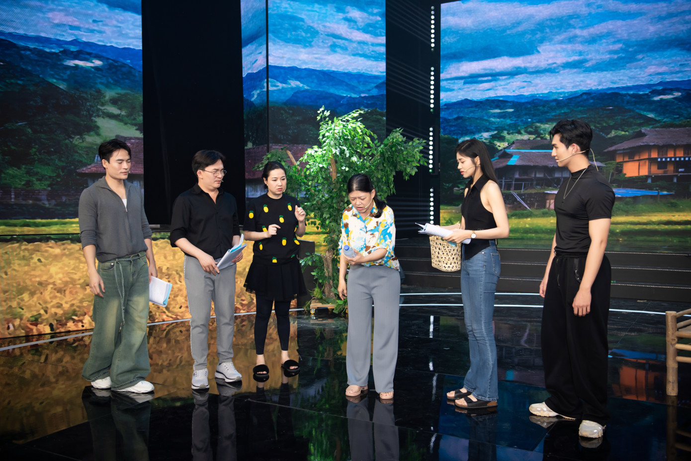 Bộ ba Táo (ảnh trên) và các nghệ sĩ chuẩn bị trước buổi tổng duyệt.