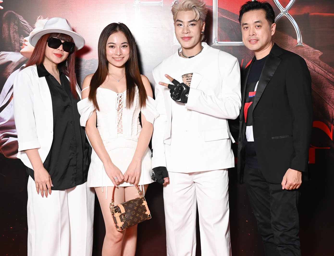 Lưu Thiên Hương (ngoài cùng bên trái) mặc kín đáo tại chương trình tối 2/5. Lưu Thiên Hương (ngoài cùng bên trái) mặc kín đáo tại chương trình tối 2/5.