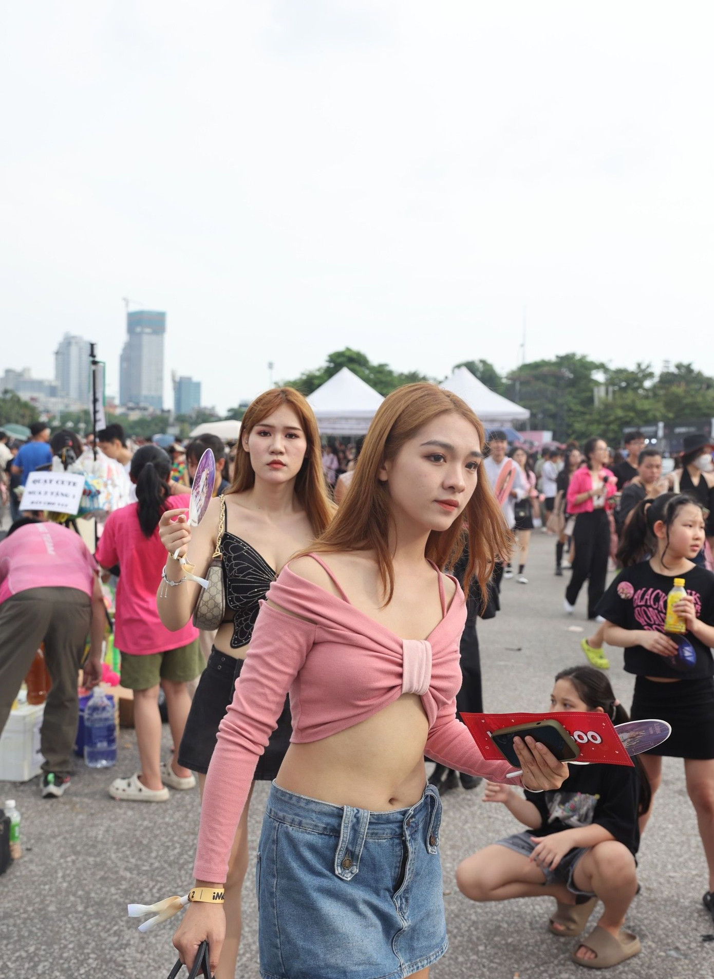 Trang phục khoe vòng eo vẫn là ưu tiên của khán giả nữ trong đêm thứ hai BlackPink diễn ở Việt Nam.